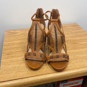 Vince Camuto tan size 8